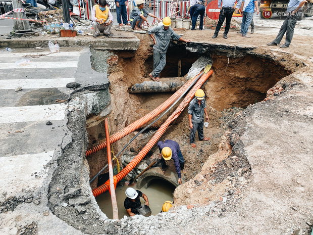 Cận cảnh hố tử thần” khổng lồ ngay ngã tư ở Sài Gòn, nguyên nhân do cống tôn bị vỡ gây sụt đường-6