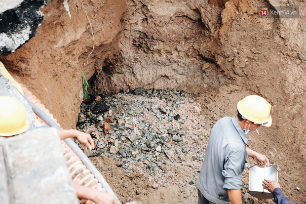 Cận cảnh hố tử thần” khổng lồ ngay ngã tư ở Sài Gòn, nguyên nhân do cống tôn bị vỡ gây sụt đường-9
