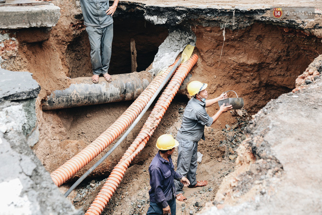 Cận cảnh hố tử thần” khổng lồ ngay ngã tư ở Sài Gòn, nguyên nhân do cống tôn bị vỡ gây sụt đường-13