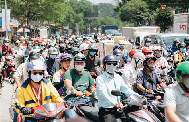 Cận cảnh hố tử thần” khổng lồ ngay ngã tư ở Sài Gòn, nguyên nhân do cống tôn bị vỡ gây sụt đường-19