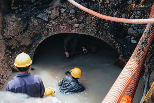 Cận cảnh hố tử thần” khổng lồ ngay ngã tư ở Sài Gòn, nguyên nhân do cống tôn bị vỡ gây sụt đường-11