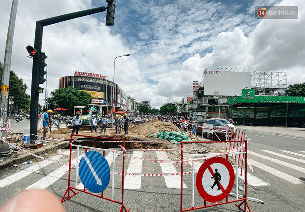 Cận cảnh hố tử thần” khổng lồ ngay ngã tư ở Sài Gòn, nguyên nhân do cống tôn bị vỡ gây sụt đường-1