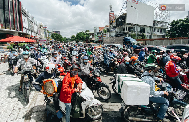 Cận cảnh hố tử thần” khổng lồ ngay ngã tư ở Sài Gòn, nguyên nhân do cống tôn bị vỡ gây sụt đường-18