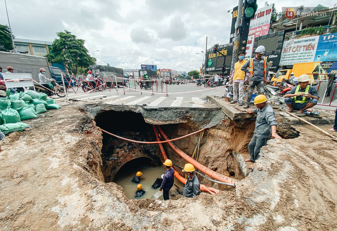 Cận cảnh hố tử thần” khổng lồ ngay ngã tư ở Sài Gòn, nguyên nhân do cống tôn bị vỡ gây sụt đường-4