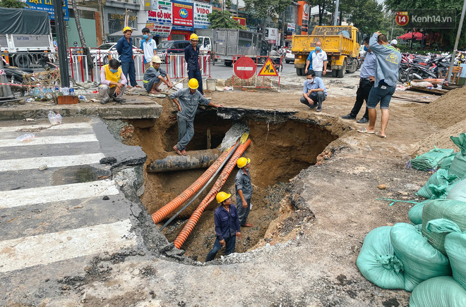 Cận cảnh hố tử thần” khổng lồ ngay ngã tư ở Sài Gòn, nguyên nhân do cống tôn bị vỡ gây sụt đường-2