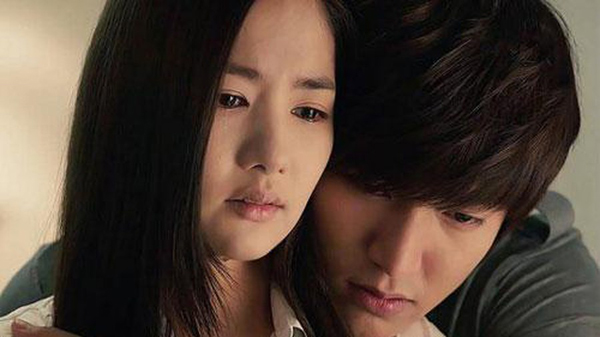 Chồng ghét mùi nước hoa nhưng lại mua cả lố bắt tôi xịt thử, một lần đến nhà bạn chơi tôi mới biết sự thật-2