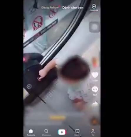 Con nghịch ngợm ở thang cuốn, phụ huynh còn phấn khích quay clip khoe chiến tích khiến dân mạng bức xúc-1