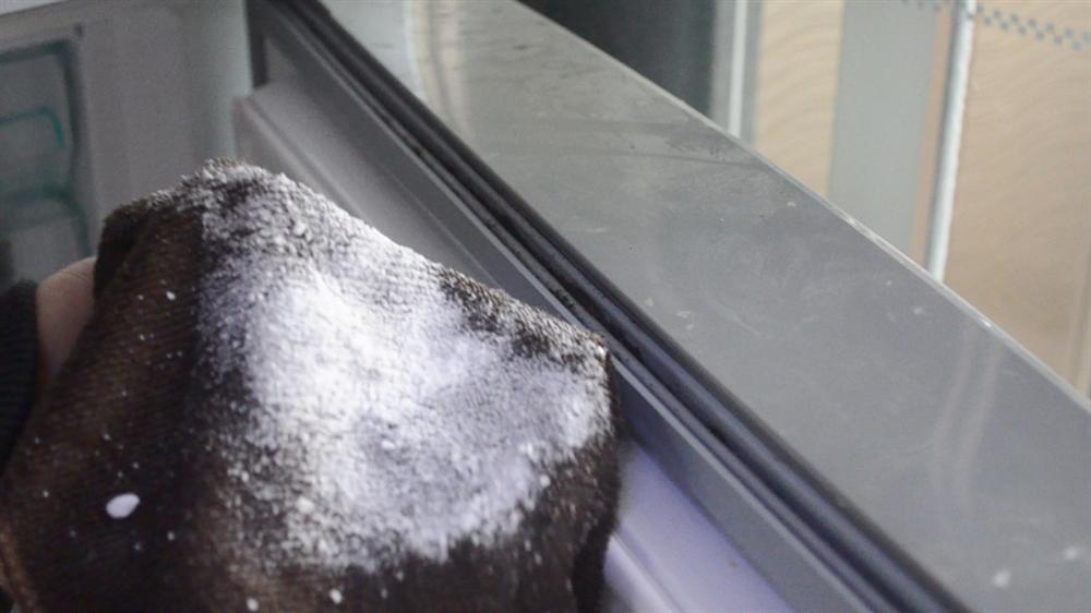 Phải làm gì nếu gioăng tủ lạnh bị nấm mốc? Mọi chuyện dễ như bỡn chỉ với mẹo nhỏ này-3