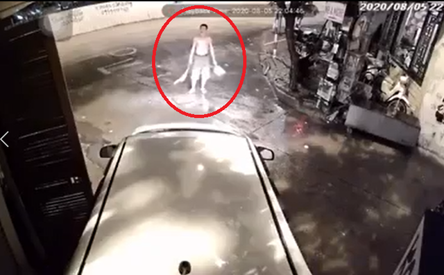 Clip: Tài xế lùi ô tô làm gãy cửa nhà bên đường, hình ảnh ông chú cầm chổi khiến nhiều người lo lắng-1