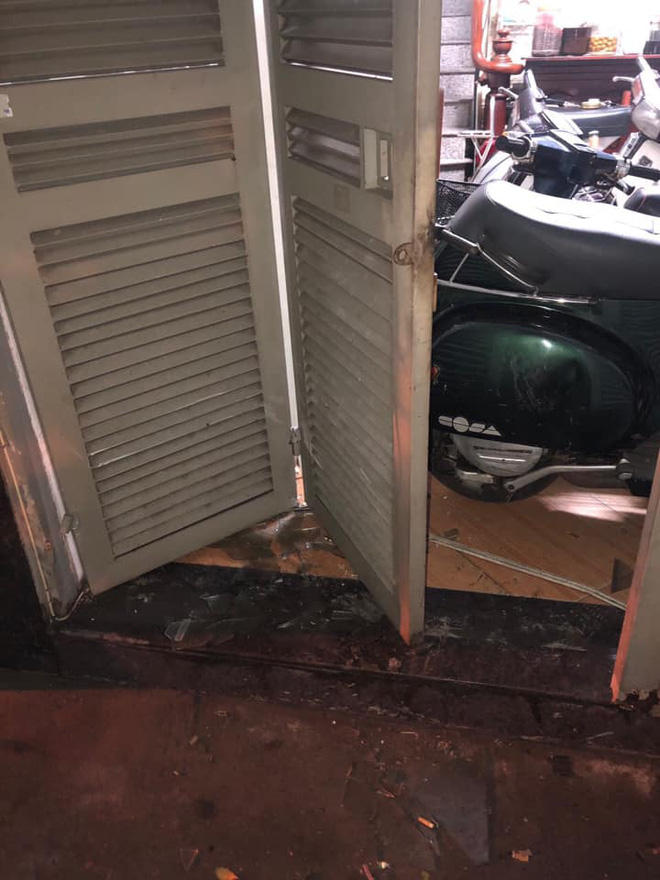 Clip: Tài xế lùi ô tô làm gãy cửa nhà bên đường, hình ảnh ông chú cầm chổi khiến nhiều người lo lắng-2