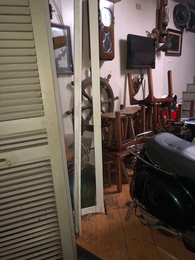 Clip: Tài xế lùi ô tô làm gãy cửa nhà bên đường, hình ảnh ông chú cầm chổi khiến nhiều người lo lắng-3