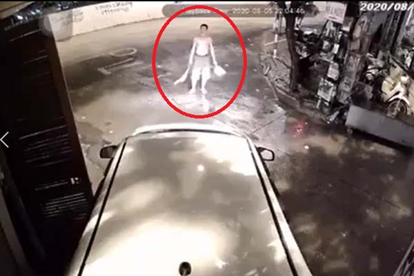 Clip: Nữ nhân viên cầm mũ cối đập vào người đàn ông cố vượt thanh chắn tàu-2