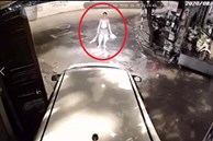 Clip: Tài xế lùi ô tô làm gãy cửa nhà bên đường, hình ảnh ông chú cầm chổi khiến nhiều người lo lắng