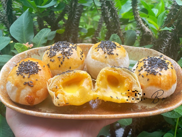 Sợ bánh Trung Quốc, chị em bỏ tiền học làm bánh trung thu trứng chảy-2