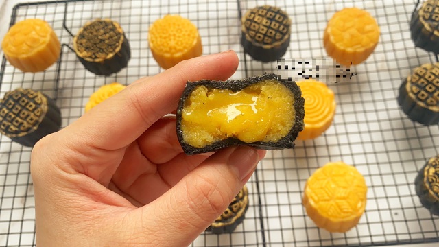 Sợ bánh Trung Quốc, chị em bỏ tiền học làm bánh trung thu trứng chảy-4