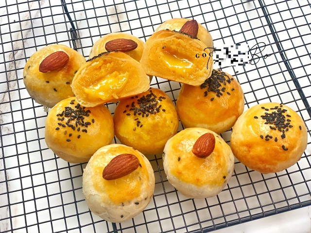 Sợ bánh Trung Quốc, chị em bỏ tiền học làm bánh trung thu trứng chảy-5