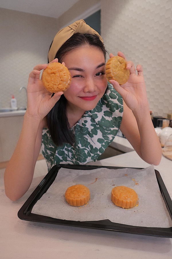 Thanh Hằng đu trend làm bánh Trung thu sớm, nhìn thành quả cũng rất gì và này nọ chứ chẳng đùa-1