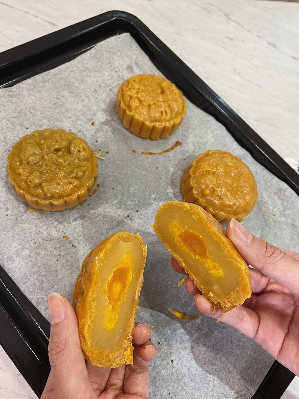 Thanh Hằng đu trend làm bánh Trung thu sớm, nhìn thành quả cũng rất gì và này nọ chứ chẳng đùa-2