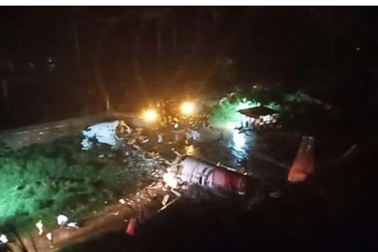 Nóng: Máy bay Ấn Độ chở gần 200 người trượt khỏi đường băng và gãy làm đôi, gần 30 người thương vong