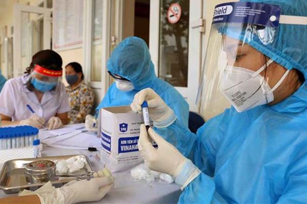 Hà Nội tái xét nghiệm người từ vùng dịch về bằng phương pháp rRT-PCR-11