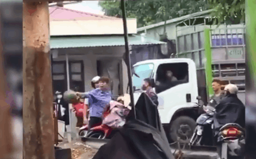 Clip: Nữ nhân viên cầm mũ cối đập vào người đàn ông cố vượt thanh chắn tàu-1