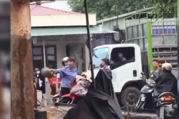 Clip: Nữ nhân viên cầm mũ cối đập vào người đàn ông cố vượt thanh chắn tàu
