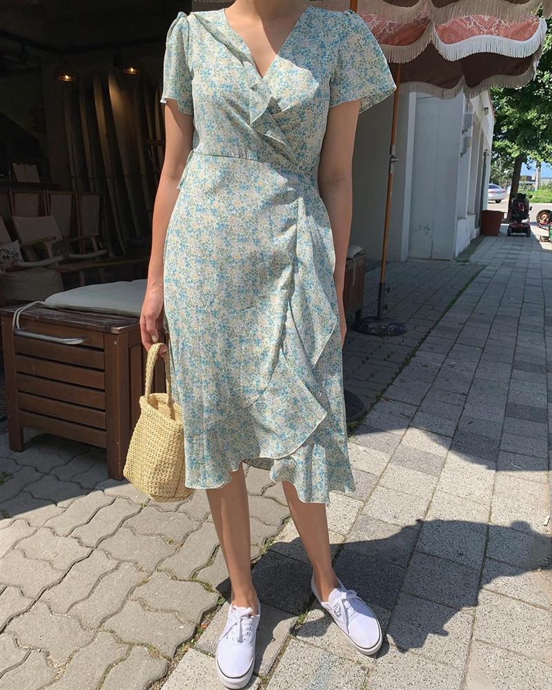 Cứ mix 5 kiểu váy sau với giày sneaker, bạn sẽ được nhân đôi vẻ sành điệu và xịn sò-1