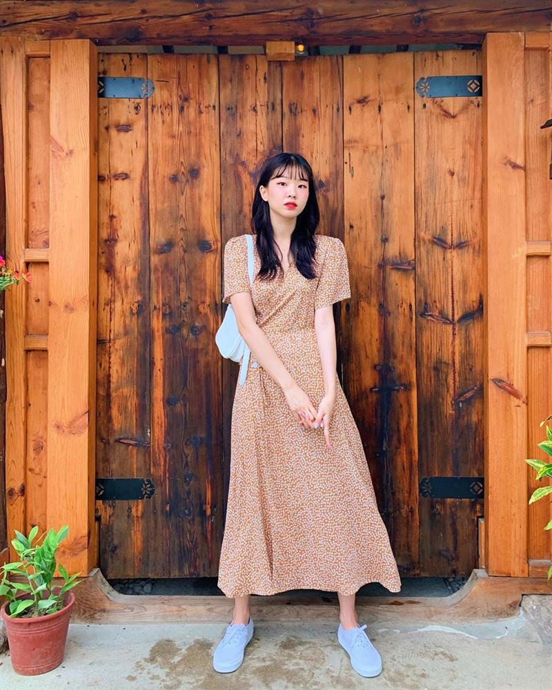 Cứ mix 5 kiểu váy sau với giày sneaker, bạn sẽ được nhân đôi vẻ sành điệu và xịn sò-2