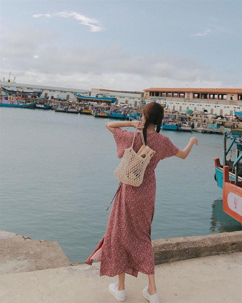 Cứ mix 5 kiểu váy sau với giày sneaker, bạn sẽ được nhân đôi vẻ sành điệu và xịn sò-3