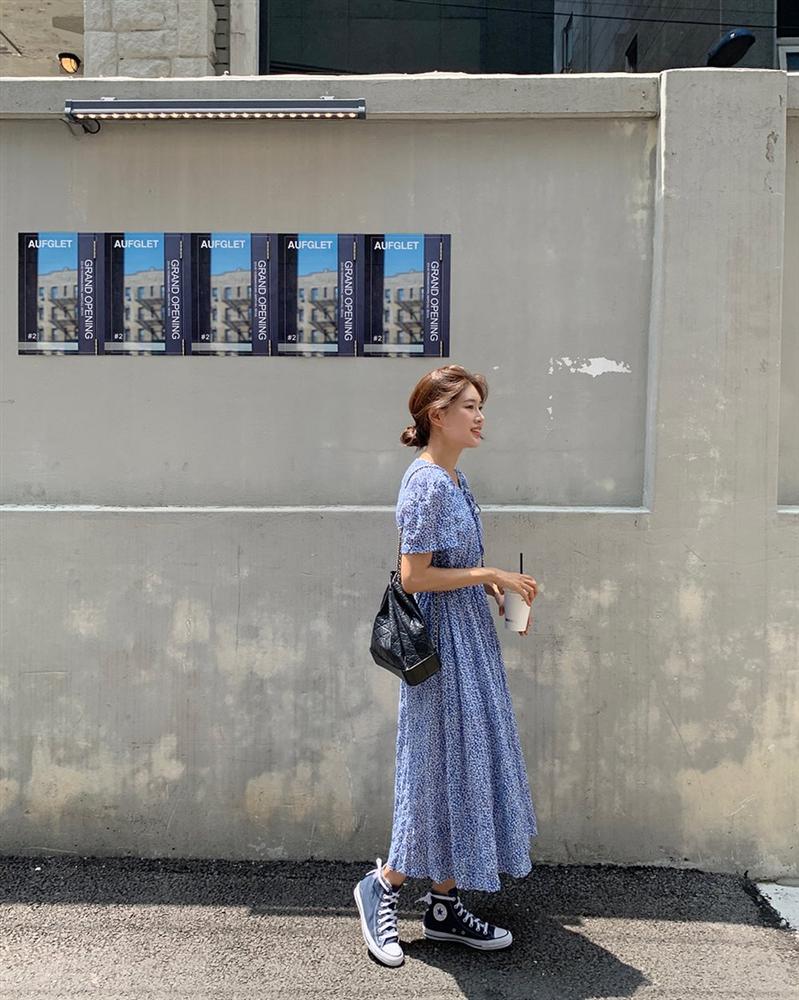 Cứ mix 5 kiểu váy sau với giày sneaker, bạn sẽ được nhân đôi vẻ sành điệu và xịn sò-4