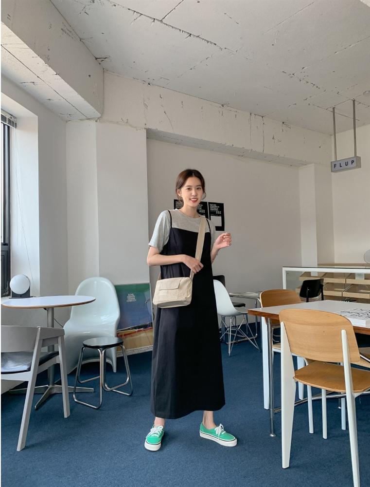 Cứ mix 5 kiểu váy sau với giày sneaker, bạn sẽ được nhân đôi vẻ sành điệu và xịn sò-5