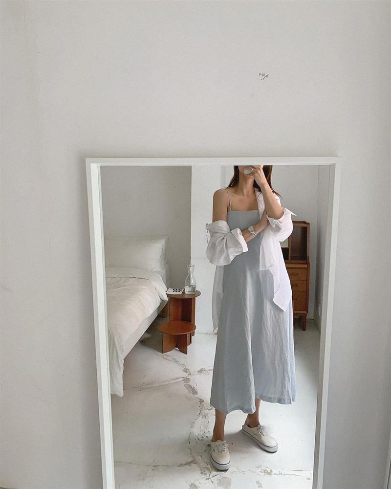 Cứ mix 5 kiểu váy sau với giày sneaker, bạn sẽ được nhân đôi vẻ sành điệu và xịn sò-6