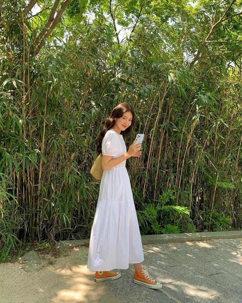 Cứ mix 5 kiểu váy sau với giày sneaker, bạn sẽ được nhân đôi vẻ sành điệu và xịn sò-7