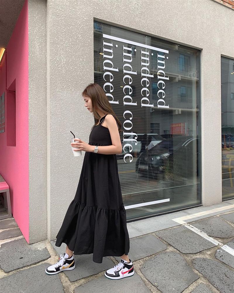 Cứ mix 5 kiểu váy sau với giày sneaker, bạn sẽ được nhân đôi vẻ sành điệu và xịn sò-13