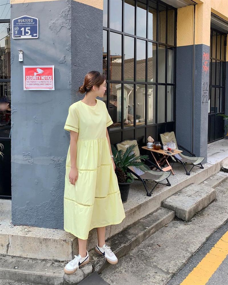 Cứ mix 5 kiểu váy sau với giày sneaker, bạn sẽ được nhân đôi vẻ sành điệu và xịn sò-14