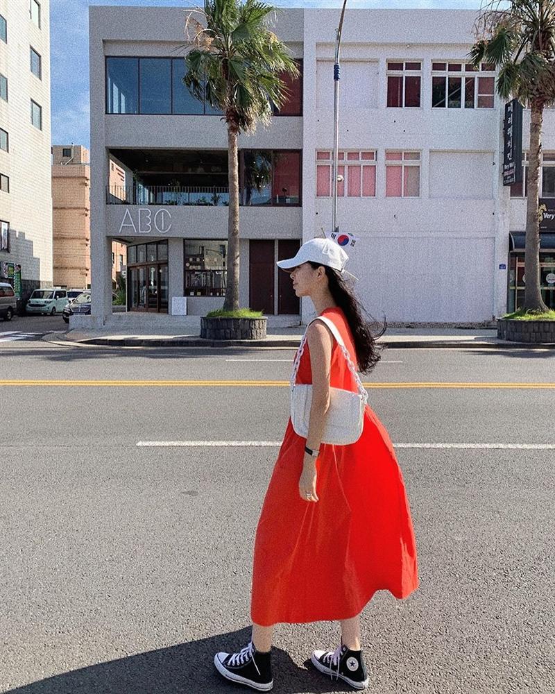 Cứ mix 5 kiểu váy sau với giày sneaker, bạn sẽ được nhân đôi vẻ sành điệu và xịn sò-15