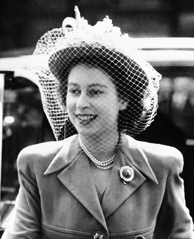 Một loạt ảnh hiếm thời trẻ của Nữ hoàng Anh cho thấy bà đích thực là tuyệt sắc giai nhân với khí chất khó ai sánh bằng-10