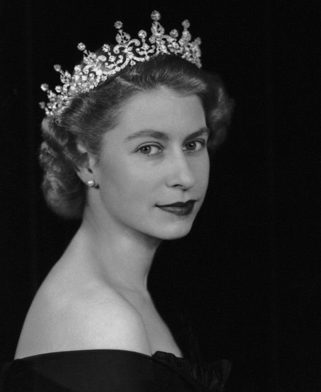 Một loạt ảnh hiếm thời trẻ của Nữ hoàng Anh cho thấy bà đích thực là tuyệt sắc giai nhân với khí chất khó ai sánh bằng-12