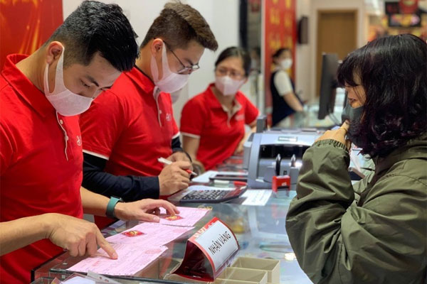 Vàng bị chốt lời, người mua trong nước lỗ 2,6 triệu sau một đêm-3