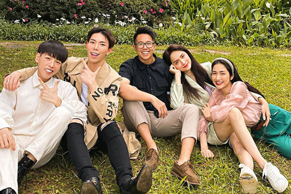 CEO Matt Liu khoe ảnh tay trong tay với Hương Giang kèm lời đường mật: Có thể ở cạnh nhau hay không là do ý em!-7