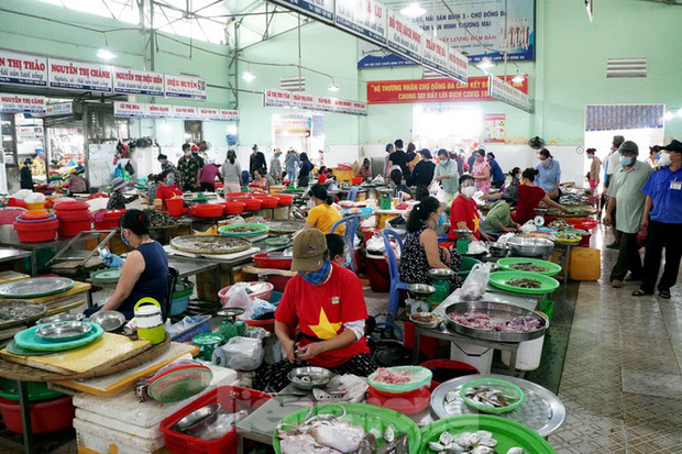 Tiểu thương mặc áo cờ đỏ sao vàng cổ vũ Đà Nẵng ơi cố lên!-1