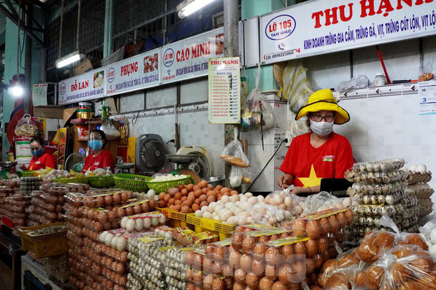 Tiểu thương mặc áo cờ đỏ sao vàng cổ vũ Đà Nẵng ơi cố lên!-3