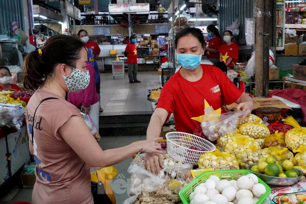 Tiểu thương mặc áo cờ đỏ sao vàng cổ vũ Đà Nẵng ơi cố lên!-4