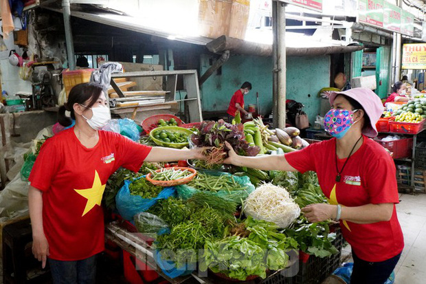 Tiểu thương mặc áo cờ đỏ sao vàng cổ vũ Đà Nẵng ơi cố lên!-5