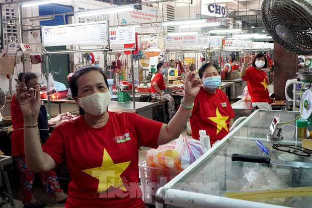 Tiểu thương mặc áo cờ đỏ sao vàng cổ vũ Đà Nẵng ơi cố lên!-6