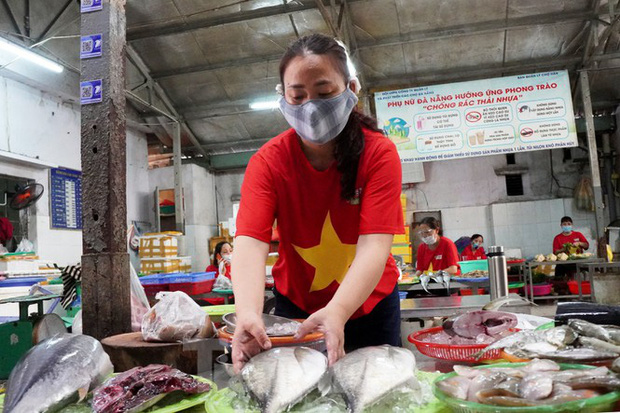 Tiểu thương mặc áo cờ đỏ sao vàng cổ vũ Đà Nẵng ơi cố lên!-7