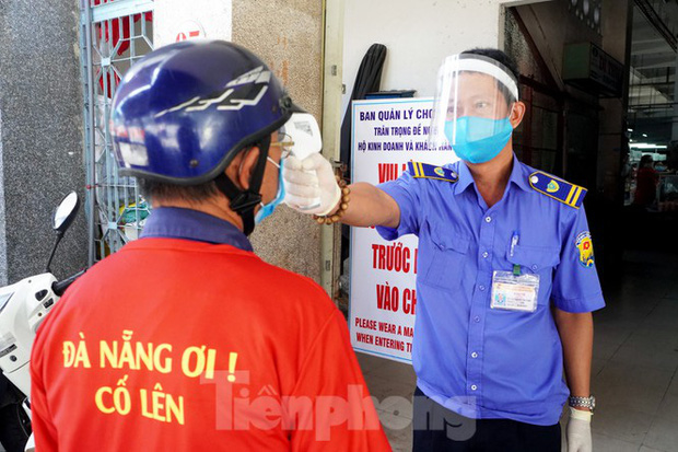 Tiểu thương mặc áo cờ đỏ sao vàng cổ vũ Đà Nẵng ơi cố lên!-8