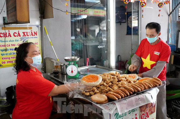 Tiểu thương mặc áo cờ đỏ sao vàng cổ vũ Đà Nẵng ơi cố lên!-9