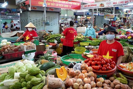 Tiểu thương mặc áo cờ đỏ sao vàng cổ vũ