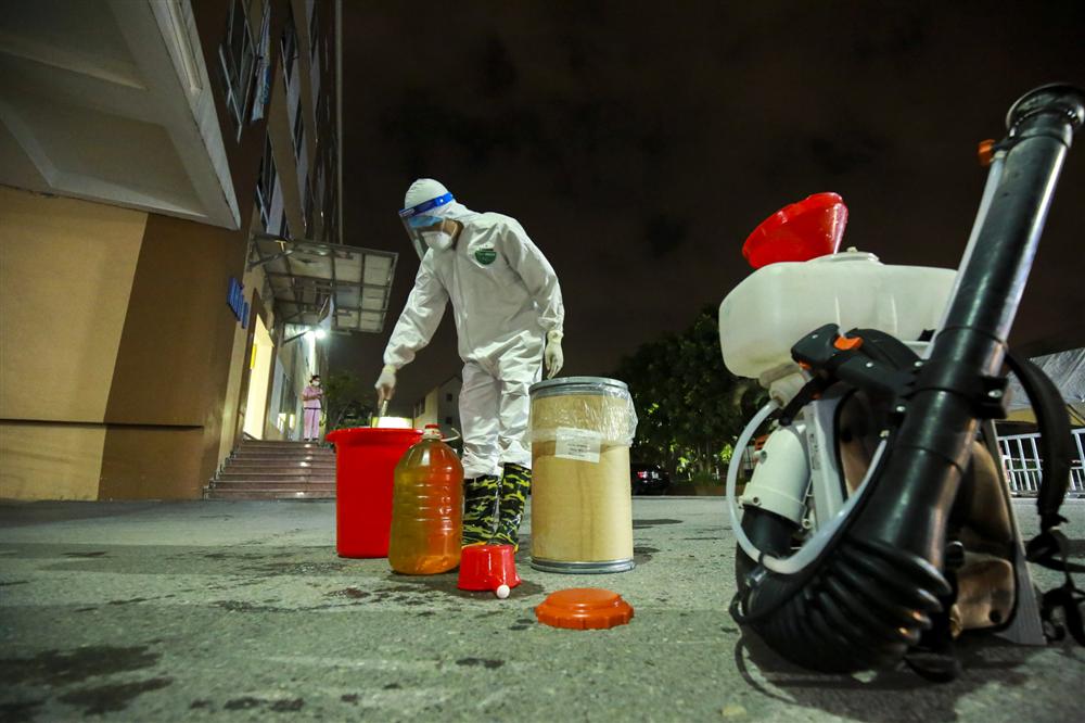 Hà Nội phong tỏa 2 tòa chung cư ở Hoài Đức ngay trong đêm sau khi phát hiện ca nghi mắc COVID-19-6